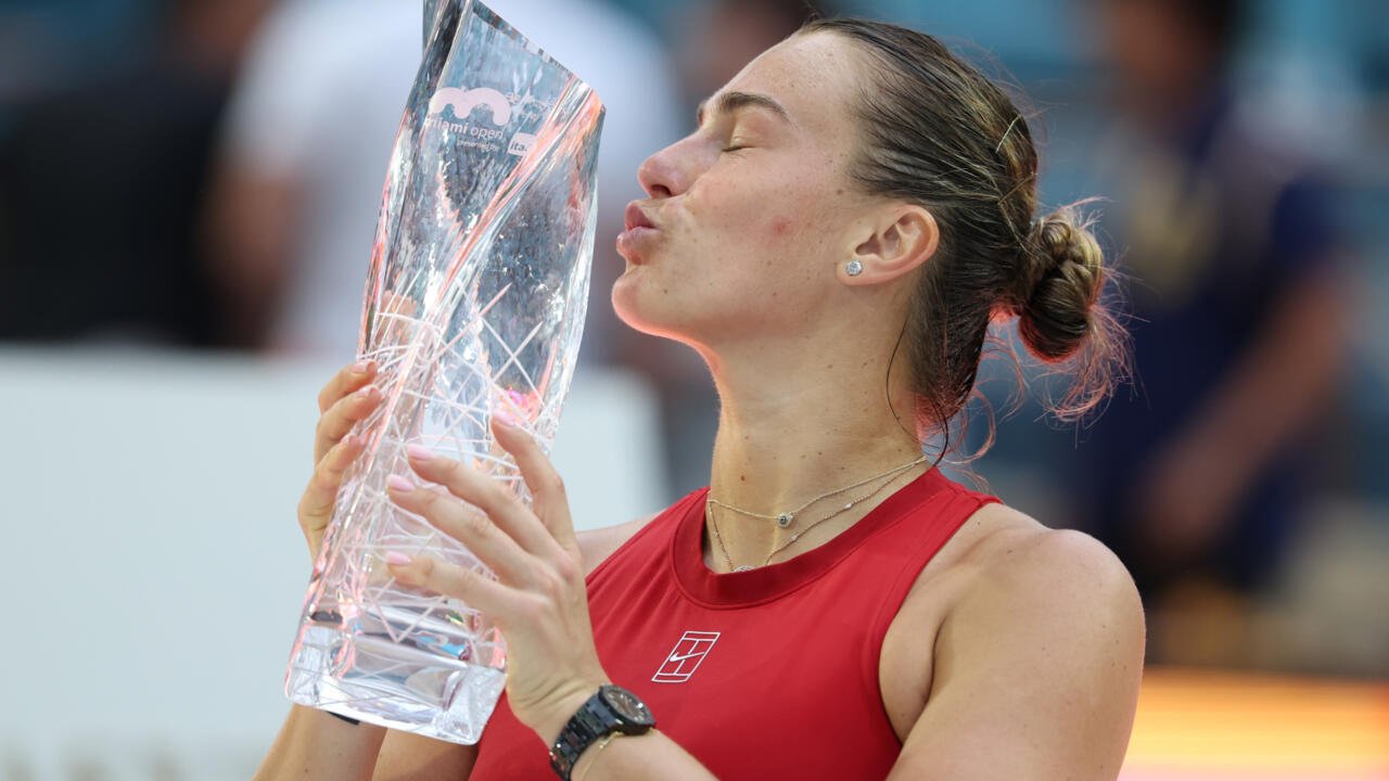 La Bélarusse Aryna Sabalenka avec son trophée du WTA 1000 de Miami, le 29 mars 2025