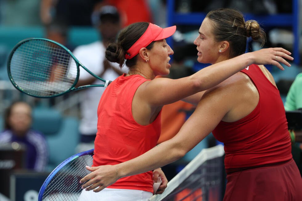 L'Américaine Jessica Pegula (à gauche) et la Bélarusse Aryna Sabalenka se saluent après la victoire finale de cette dernière au WTA 1000 de Miami, le 29 mars 2025