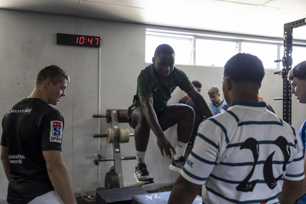 Les jeunes joueurs de Grey College dont Lamla Mgedezi (au centre) travaillent en salle, le 28 mars 2025 à Stellenbosch