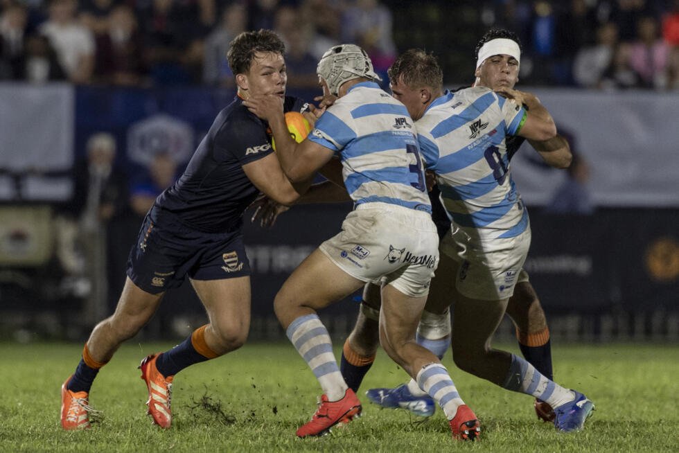 Le capitaine de Grey College Xander Smit (balle en main) défie le pilier de Noordheuwel, lors du tournoi du secteur Nord-Sud, le 29 mars 2025 à Stellenbosch
