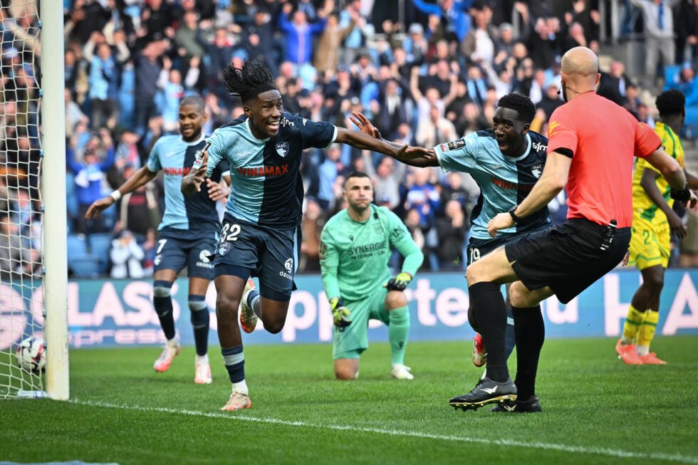 Le défenseur du Havre Timothée Pembélé (gauche) inscrit le but de la victoire contre Nantes, à domicile, le 30 mars 2025 lors de la 27e journée de L1