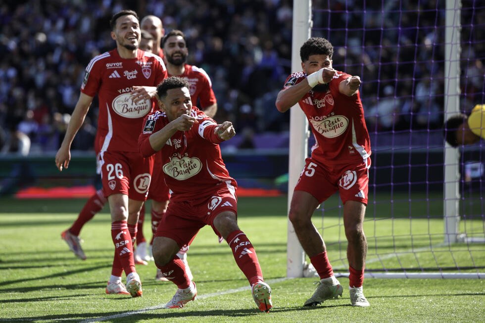 Le milieu de terrain de Brest Mahdi Camara (droite) célèbre avec ses coéquipiers son but sur la pelouse de Toulouse, lors de la 27e journée de L1, le 30 mars 2025
