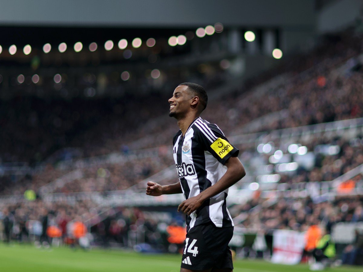 Alexander Isak en action pour Newcastle United face à Wolves à St James' Park