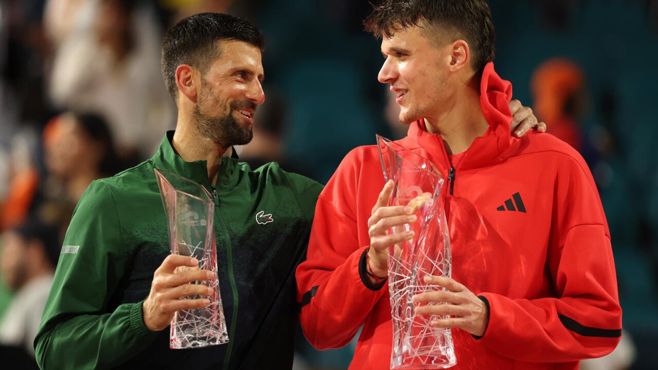 Jakub Mensik avec Novak Djokovic après leur finale du Masters 1000 de Miami