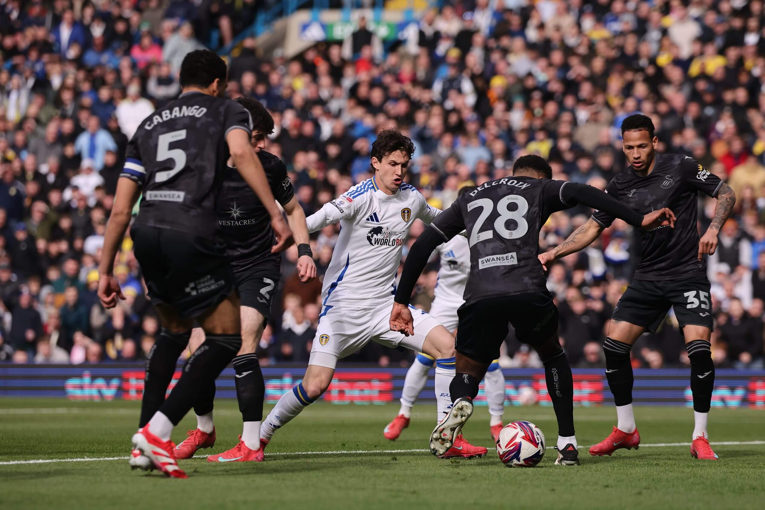 Brenden Aaronson célébrant son but avec Leeds