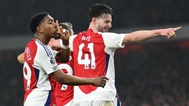 Myles Lewis-Skelly célèbre un but avec Arsenal