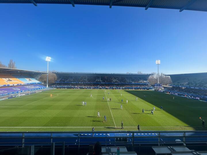 Les élus locaux et dirigeants de l'Estac appellent le public à venir fêter les 125 ans de football troyens et 100 ans du stade de l'Aube le samedi 5 avril, lors de la rencontre contre le Red Star. LP/Jonathan Sottas