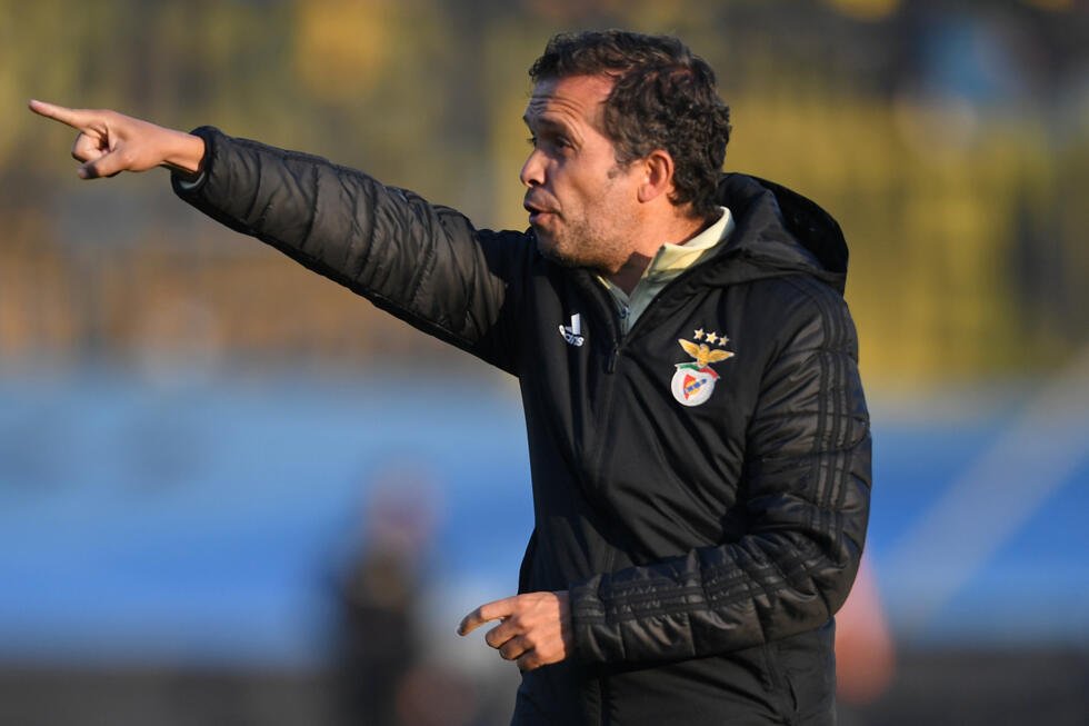 Luis Castro lorsqu'il entraînait les jeunes du Benfica lors d'un match de la Coupe intercontinentale des moins de 20 ans face au club uruguayen de Penarol le 21 août 2022