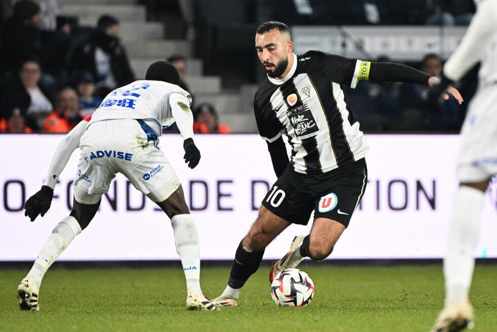 L'Algérien Himad Abdelli (Angers) face à Auxerre en janvier 2025.