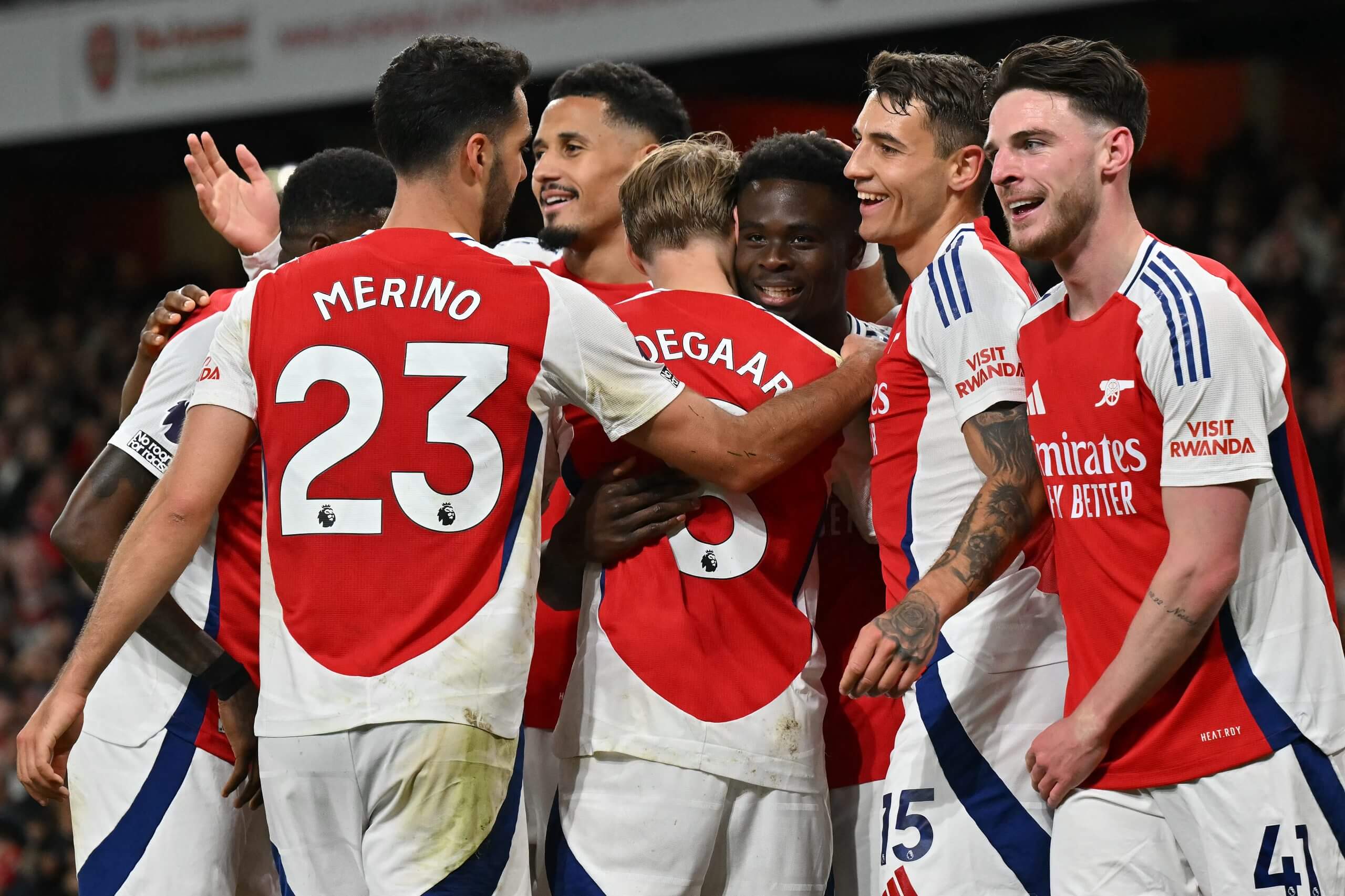 Bukayo Saka célèbre son but contre Fulham