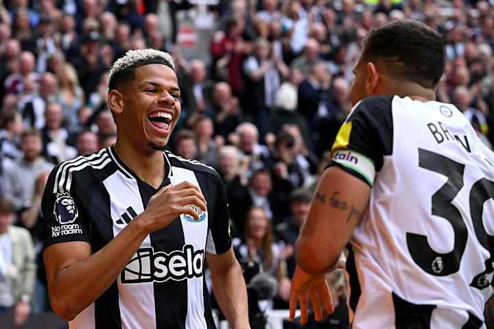 William Osula et Bruno Guimaraes célébrant un but