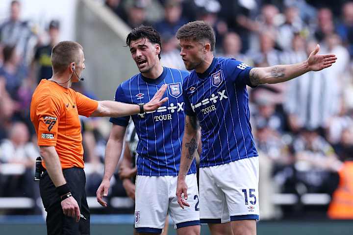 L'arbitre Michael Salisbury au centre de la controverse