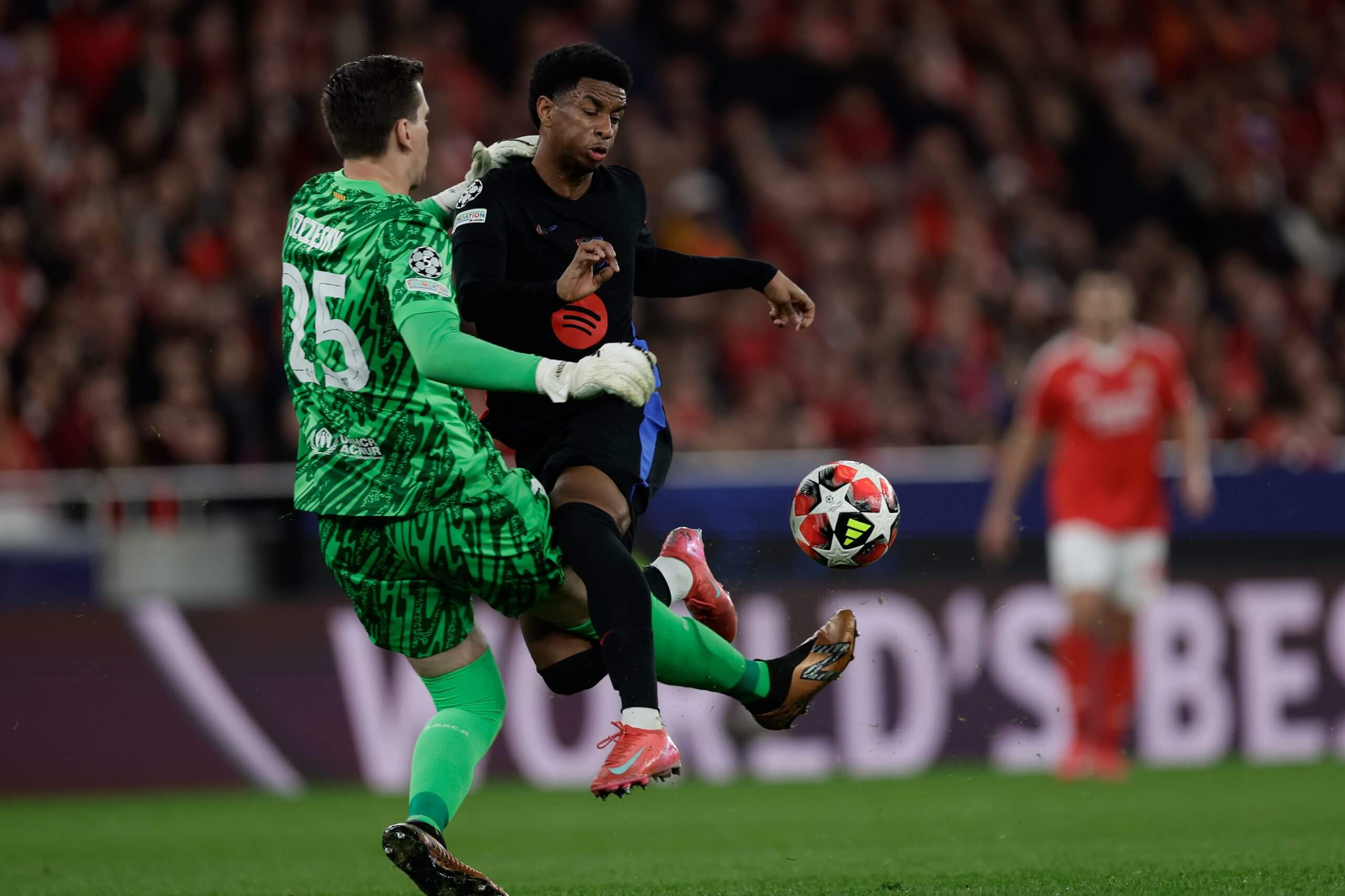 Alejandro Balde et Wojciech Szczesny