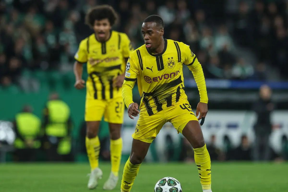 Jamie Gittens marquant pour Dortmund face à Bayern