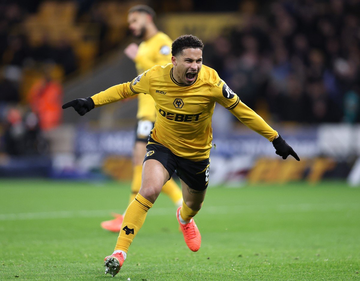 Joao Gomes célèbre un but avec Wolverhampton