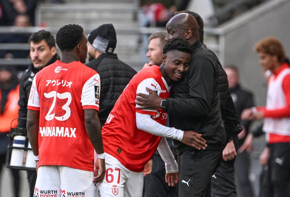 Mamadou Diakhon célèbre un but avec son entraîneur Samba Diawara