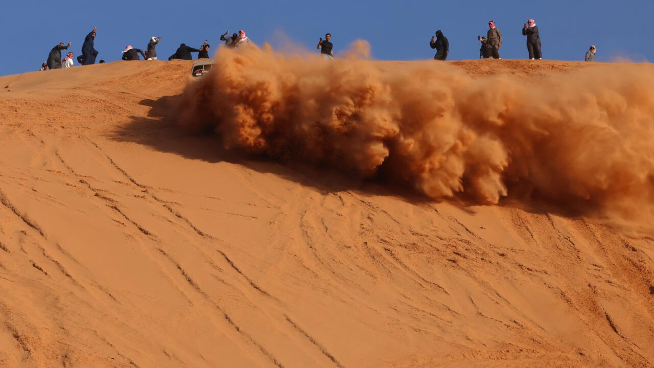 Un conducteur saoudien au volant de sa voiture dans une dune du désert d'Az Zulfi le 22 février 2025