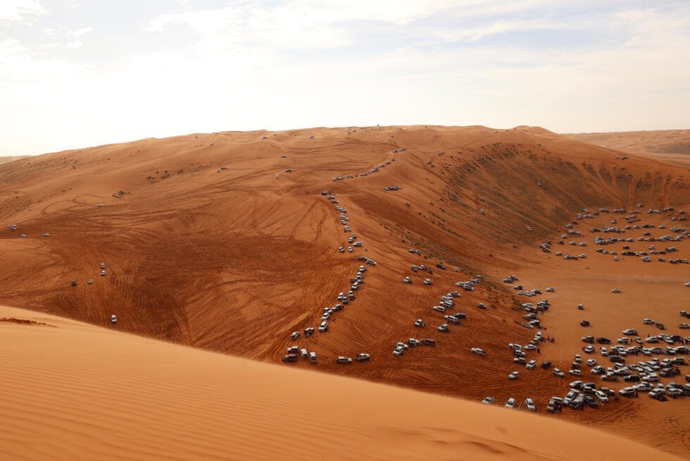 Des Saoudiens rassemblés pour une compétition de dérapage contrôlé dans les dunes de Zulfi, le 22 février 2025