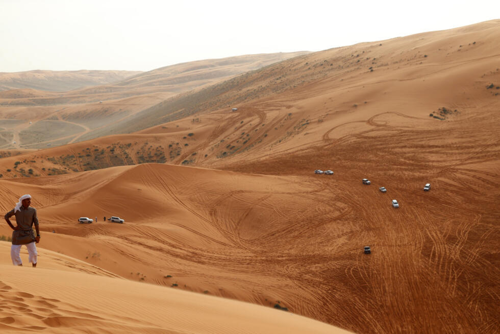 Une dune de sable sous le regard d'un Saoudien venu pour regarder une compétition de dérapage près de Qusaiba en Arabie Saoudie, le 22 février 2025