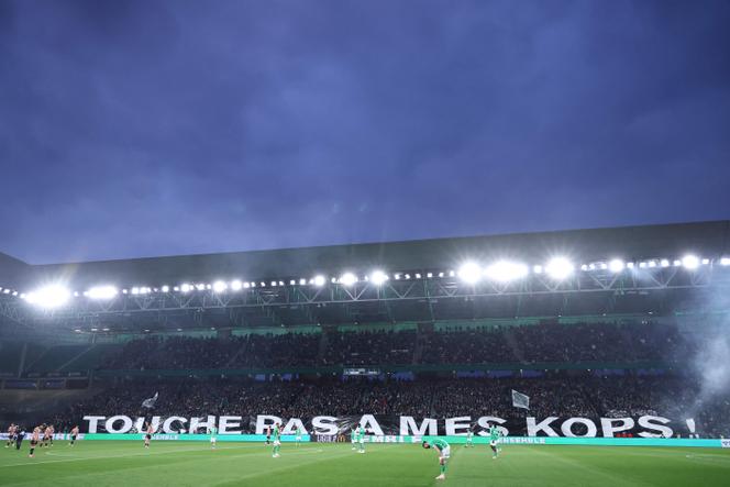 Les fans de l’AS Saint-Etienne, lors du match de Ligue 1 contre Paris Saint-Germain au stade Geoffroy-Guichard, 29 mars 2025