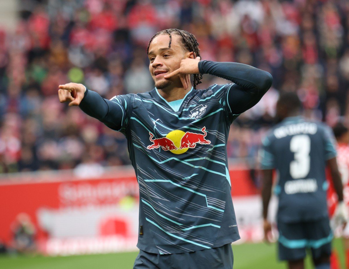 Xavi Simons célèbre un but avec Leipzig contre Mainz