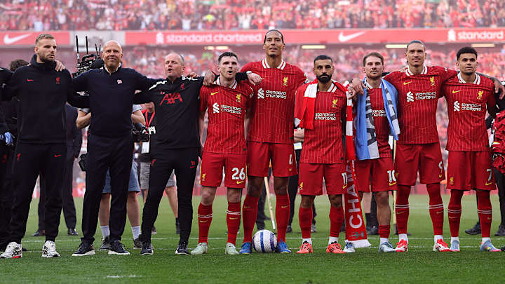 Les joueurs et le staff de Liverpool devant le Kop après le titre de Premier League