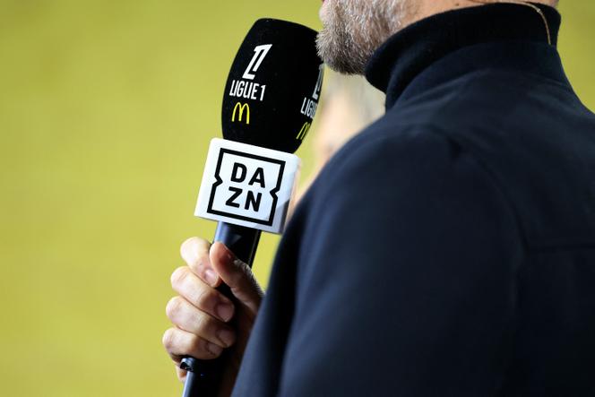 Un journaliste au micro de DAZN avant le match de Ligue 1 entre Monaco et Reims, le 28 février 2025, à Monaco.