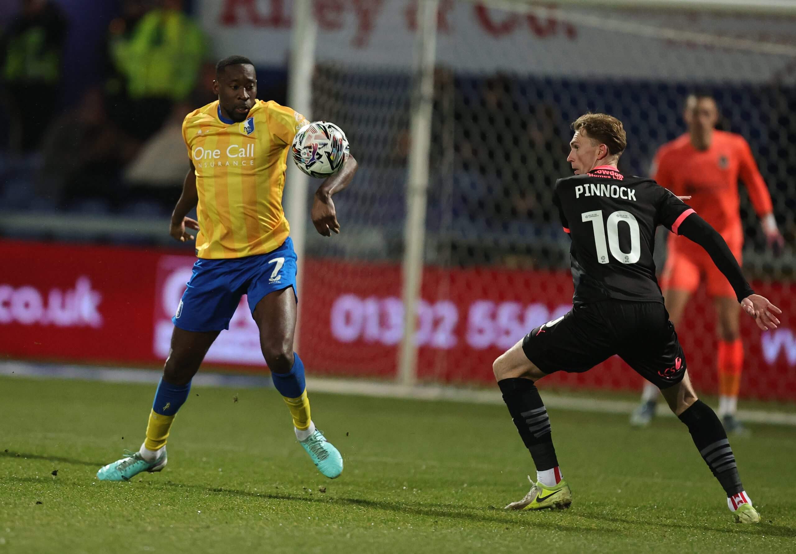 Lucas Akins sous le maillot de Mansfield Town