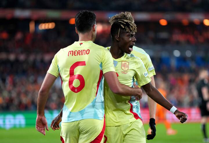 Nico Williams embrasse Mikel Merino après un but avec l'Espagne