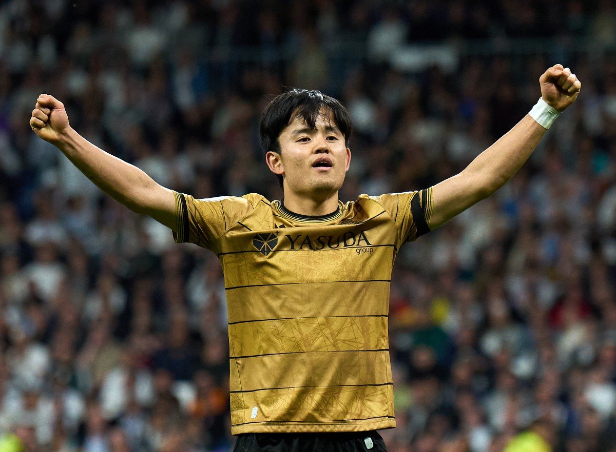 Takefusa Kubo célèbre un but avec la Real Sociedad