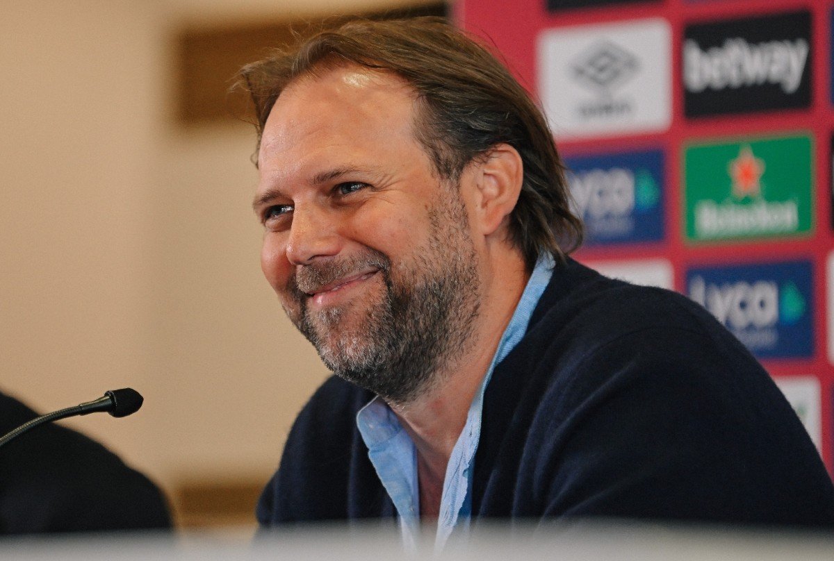 Tim Steidten lors d'une conférence de presse à West Ham
