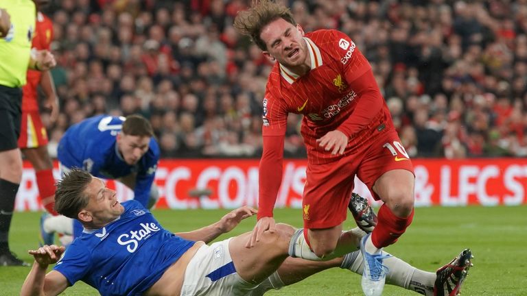 James Tarkowski d'Everton taclant Alexis Mac Allister de Liverpool à Anfield