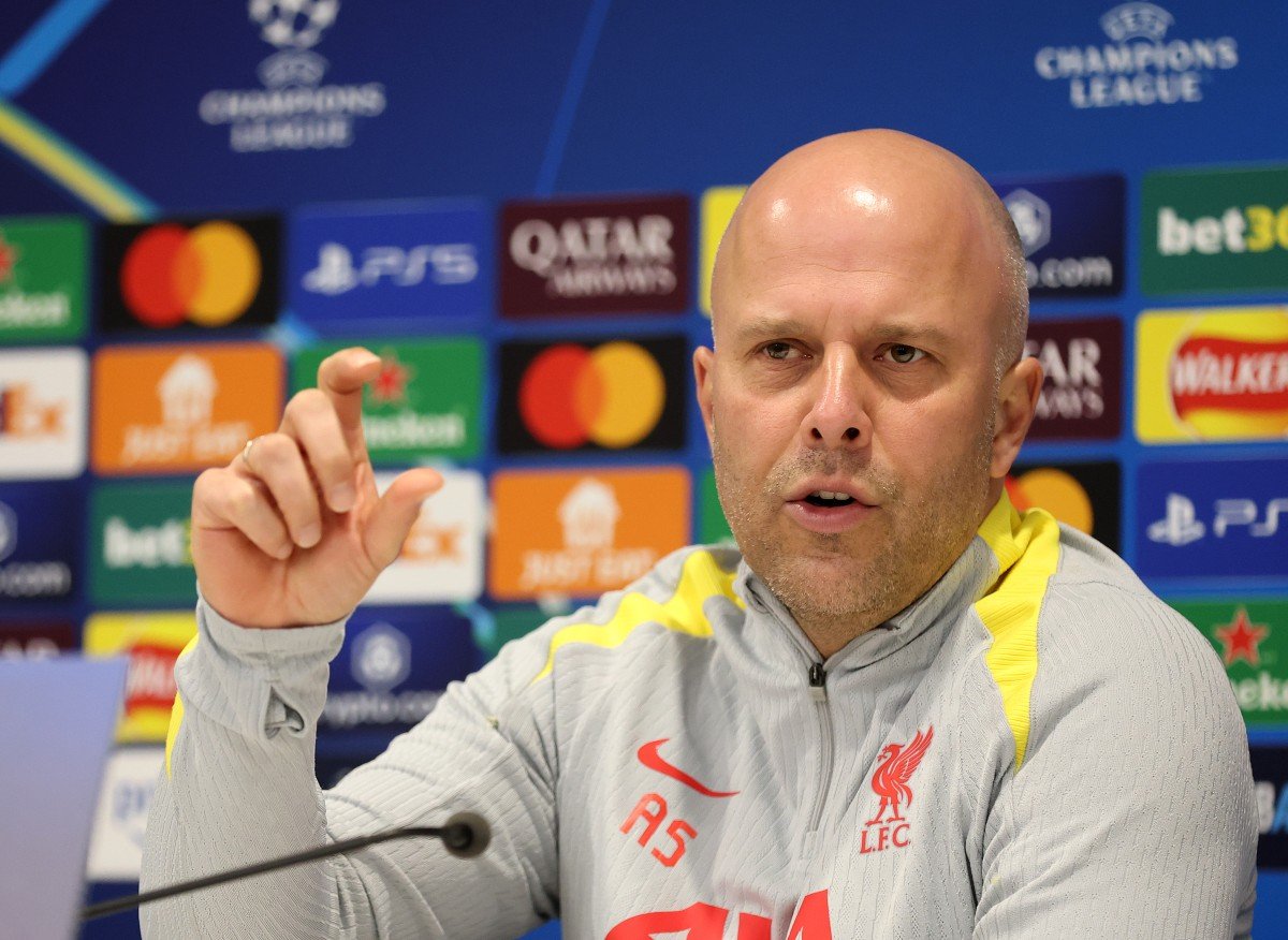 Arne Slot lors d'une conférence de presse à Liverpool