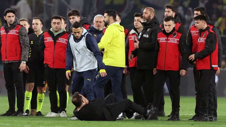 José Mourinho pendant le match entre Fenerbahce et Galatasaray