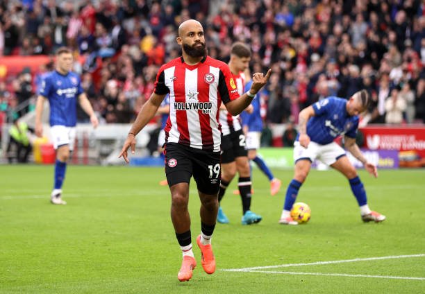 L'attaquant de Brentford Bryan Mbeumo célébrant un but