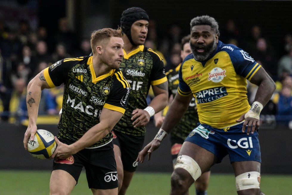 La Rochelle du talonneur Pierre Bougarit (balle en main) cherche sa forme après la défaite à Clermont en Top 14, le 29 mars 2025