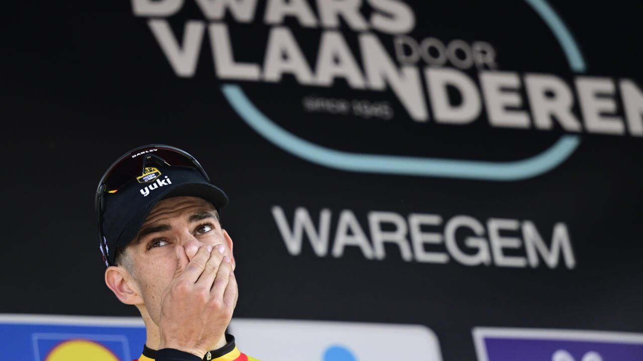 Wout Van Aert déçu sur le podium d'A travers la Flandre, 2 avril 2025 à Waregem