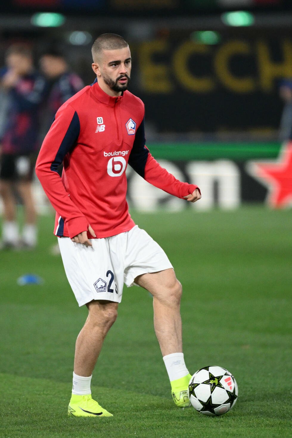 L'attaquant du LOSC Edon Zhegrova lors d'un échauffement en Ligue des champions