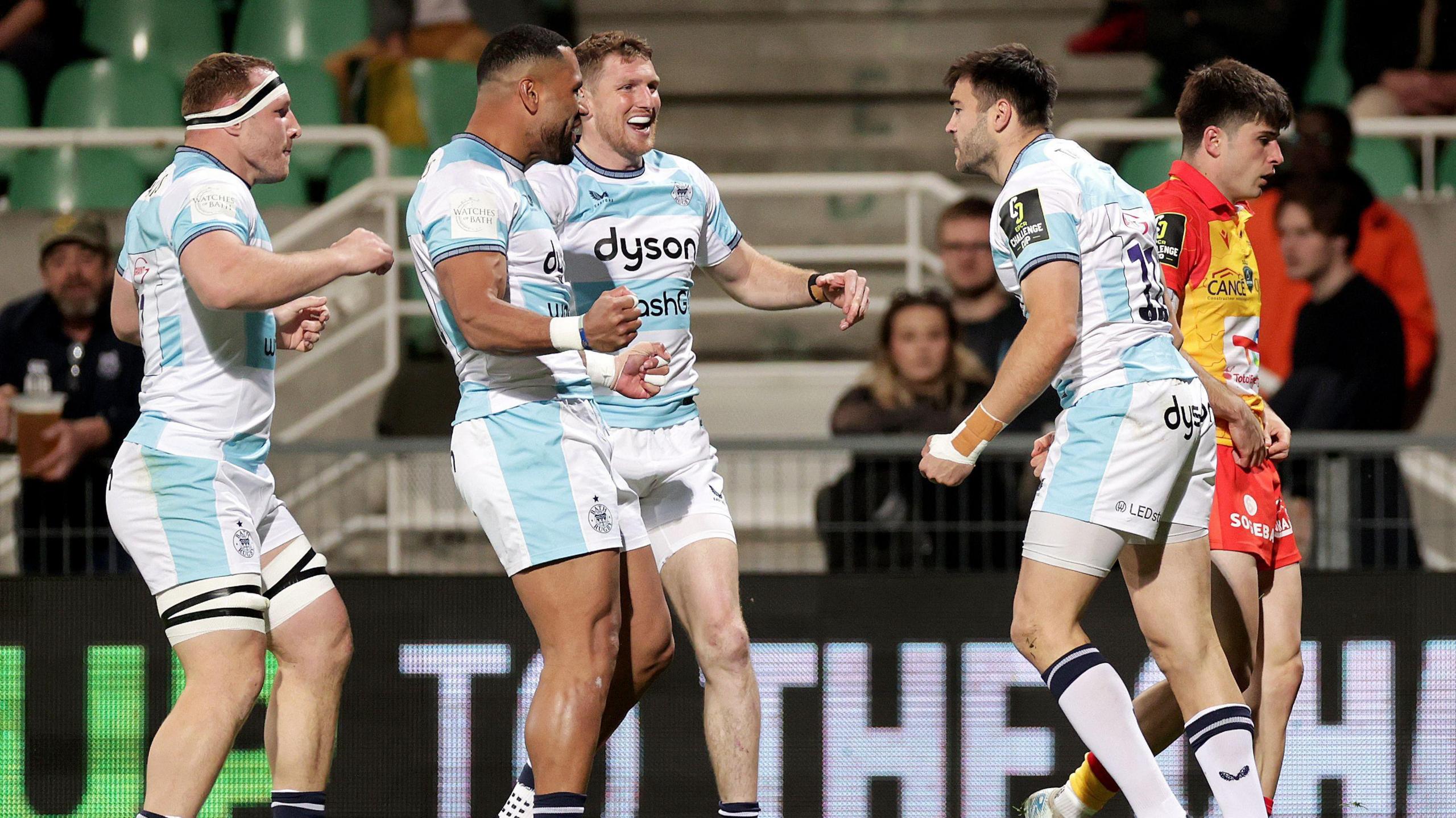 Will Muir célèbre un essai avec ses coéquipiers