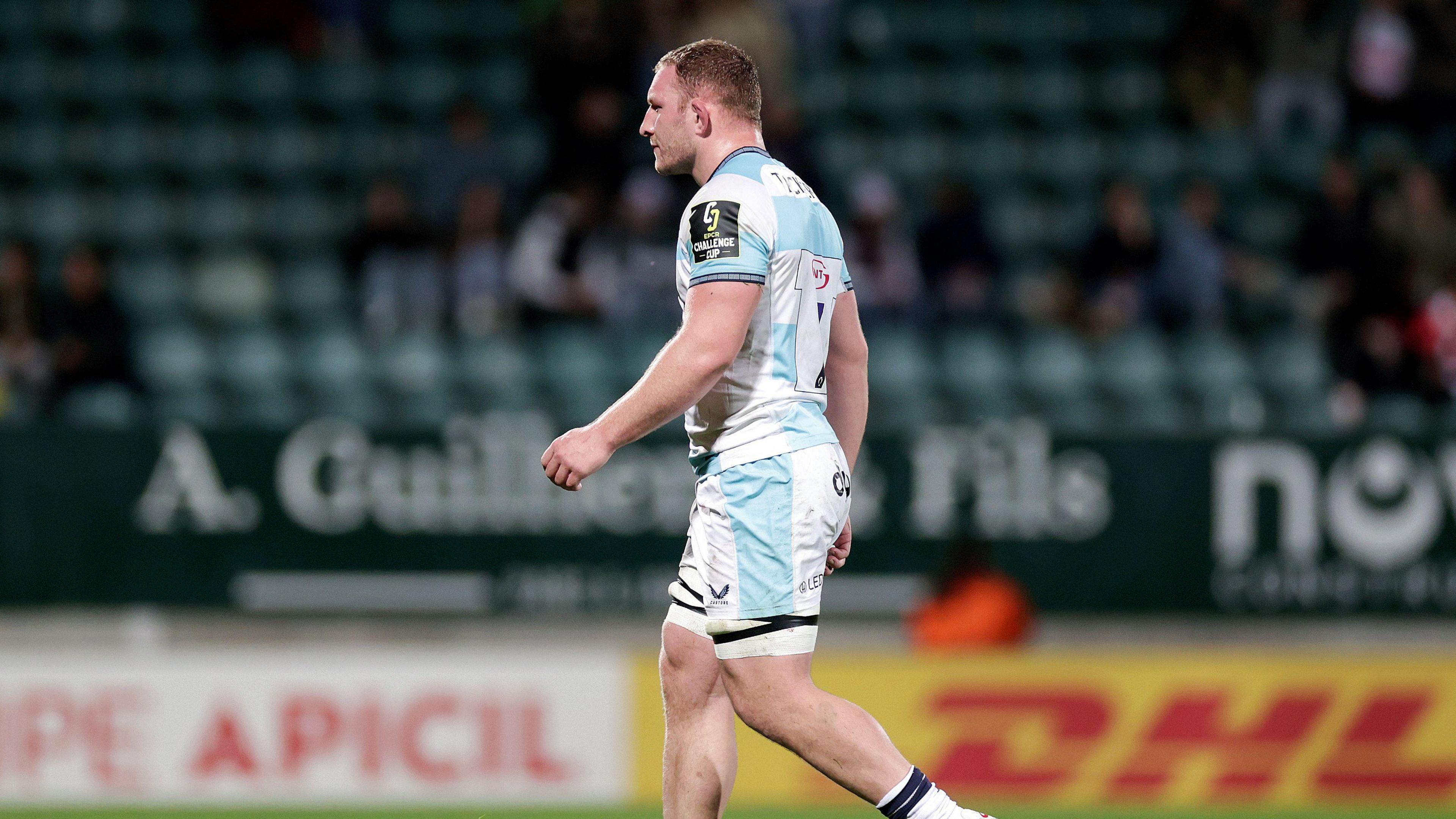 Sam Underhill quittant le terrain après son carton rouge