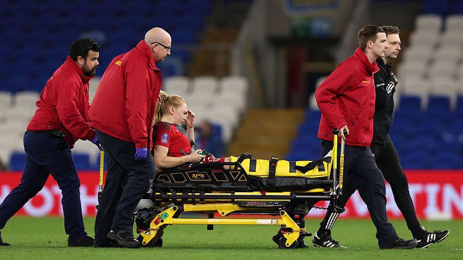 Ceri Holland quitte le terrain sur une civière