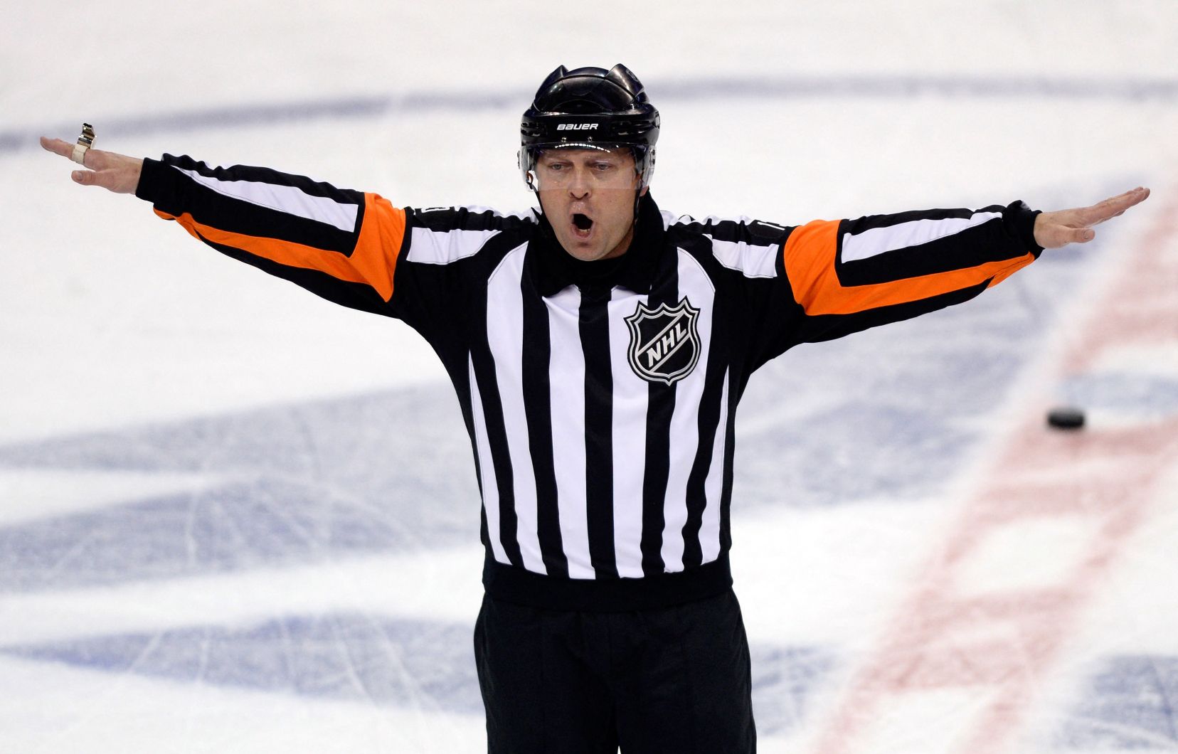 la LNH a créé, tant pour les arbitres que pour leurs superviseurs, ce que la psychanalyse appelle une «double contrainte»