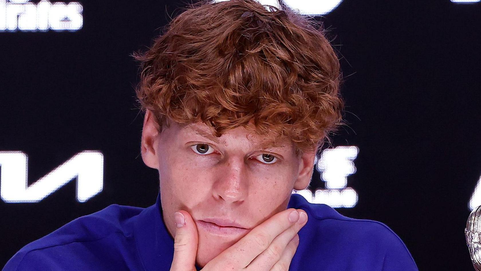 Jannik Sinner pensif lors d'une conférence de presse