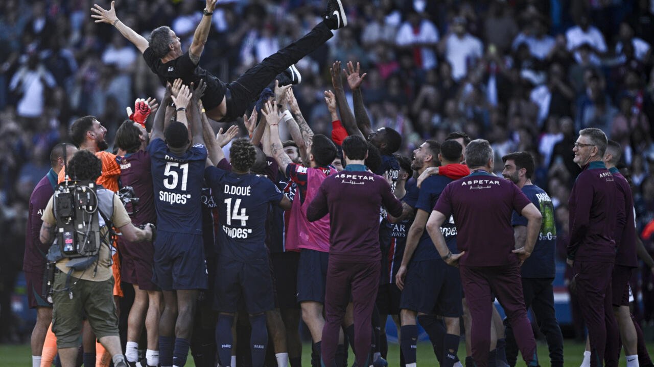 Les joueurs du Paris SG portent Luis Enrique en triomphe après la conquête du titre