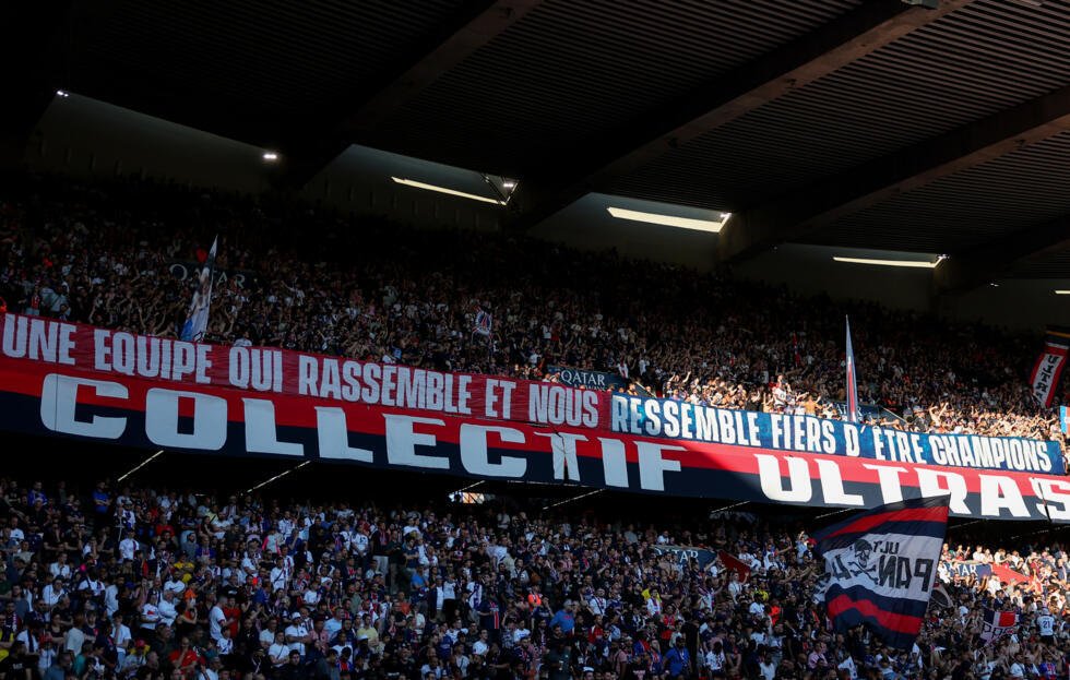 Les supporters du PSG célèbrent le titre de champion de France au Parc des Princes