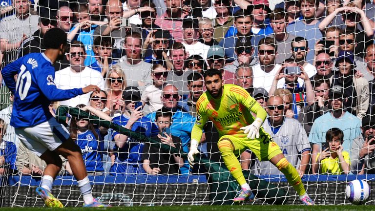 Iliman Ndiaye égalise pour Everton lors de sa première titularisation après blessure