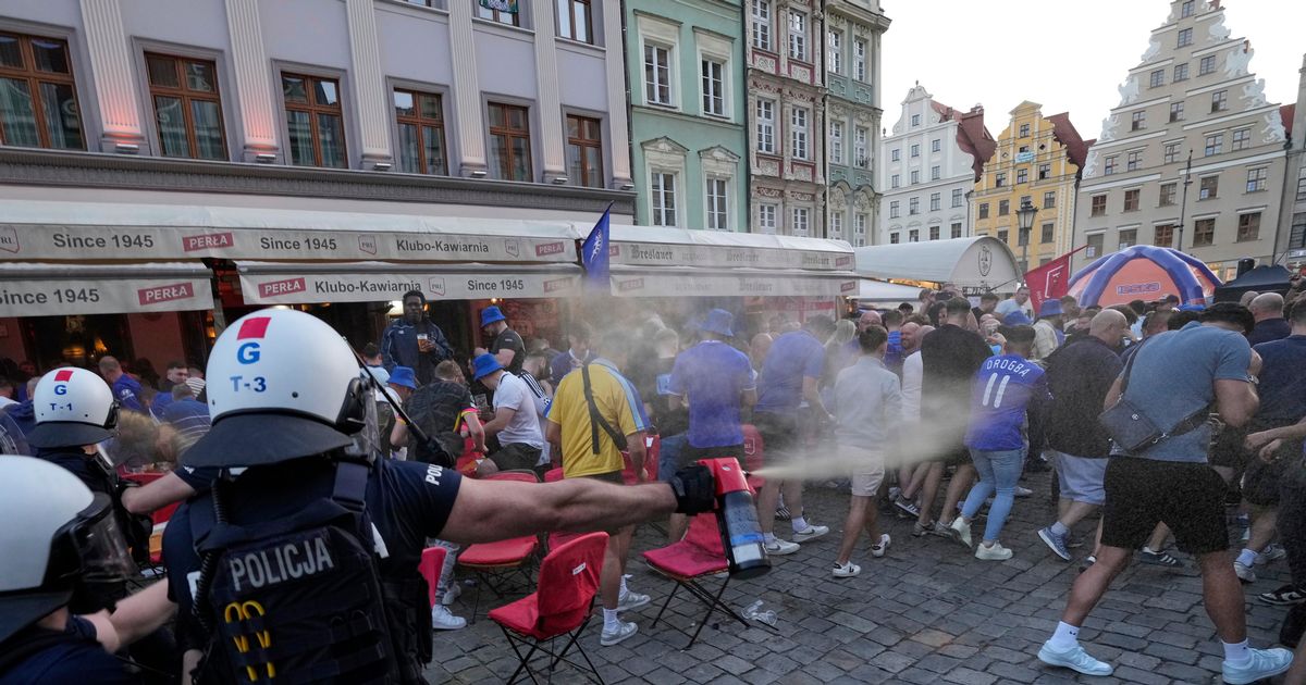 Affrontements entre supporters de Chelsea et Betis à Wroclaw ⚽🚨