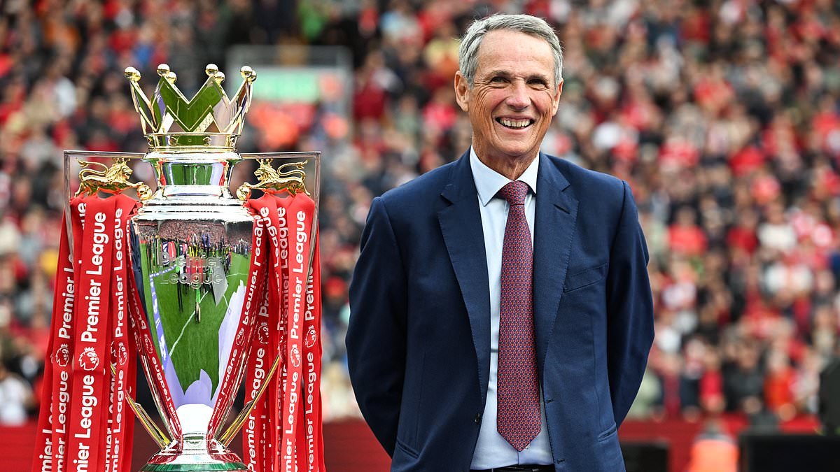 Alan Hansen retrouve la santé et remet le trophée à Van Dijk