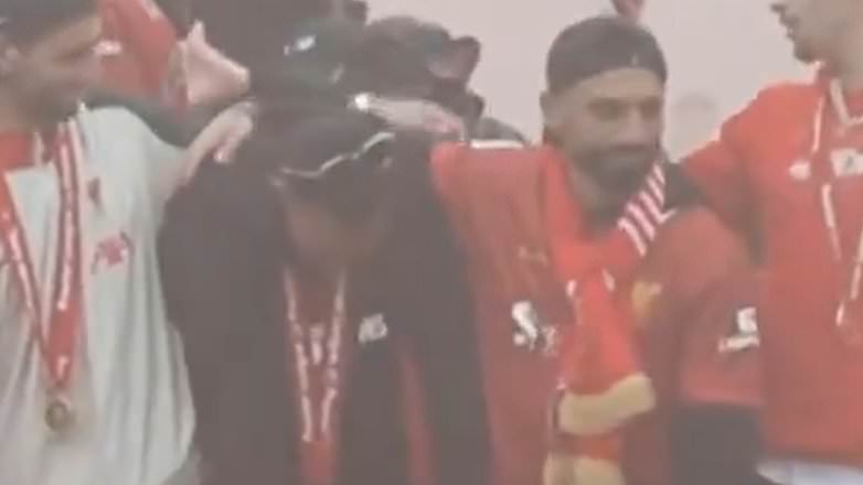 Alexander-Arnold en larmes lors de la parade des champions de Liverpool