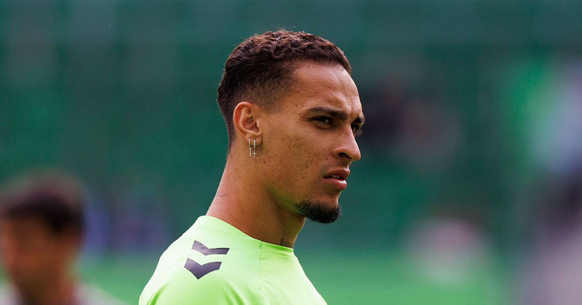 Antony alerte sur l-état du terrain avant la finale Europa Conference League